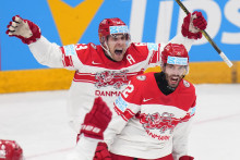 Dánsky hokejista Markus Lauridsen sa teší z gólu so spoluhráčom Patrickom Russellom počas zápasu A-skupiny Rakúsko - Dánsko na 87. majstrovstvách sveta v ľadovom hokeji v Prahe. FOTO: TASR/AP