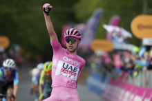 Slovinský cyklista Tadej Pogačar z tímu SAE Team Emirates sa raduje z víťazstva v 8. etape Giro d‘Italia, ktorá merala 152 km a viedla zo Spoleta na vrch Prati di Tivo. FOTO: TASR/AP