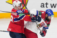 Nórsky hokejista Michael Brandsegg-Nygard a český hokejista Radko Gudas počas zápasu A-skupiny Nórsko - Česko na 87. majstrovstvách sveta v ľadovom hokeji v Prahe. FOTO: TASR/AP