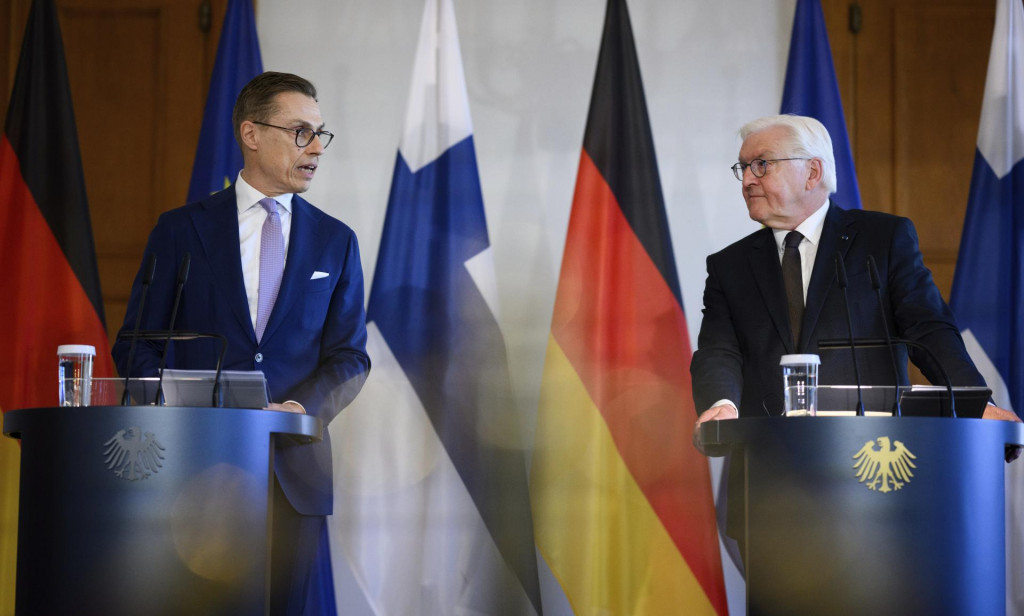 Nemecký prezident Frank-Walter Steinmeier a fínsky prezident Alexander Stubb. FOTO: TASR/AP