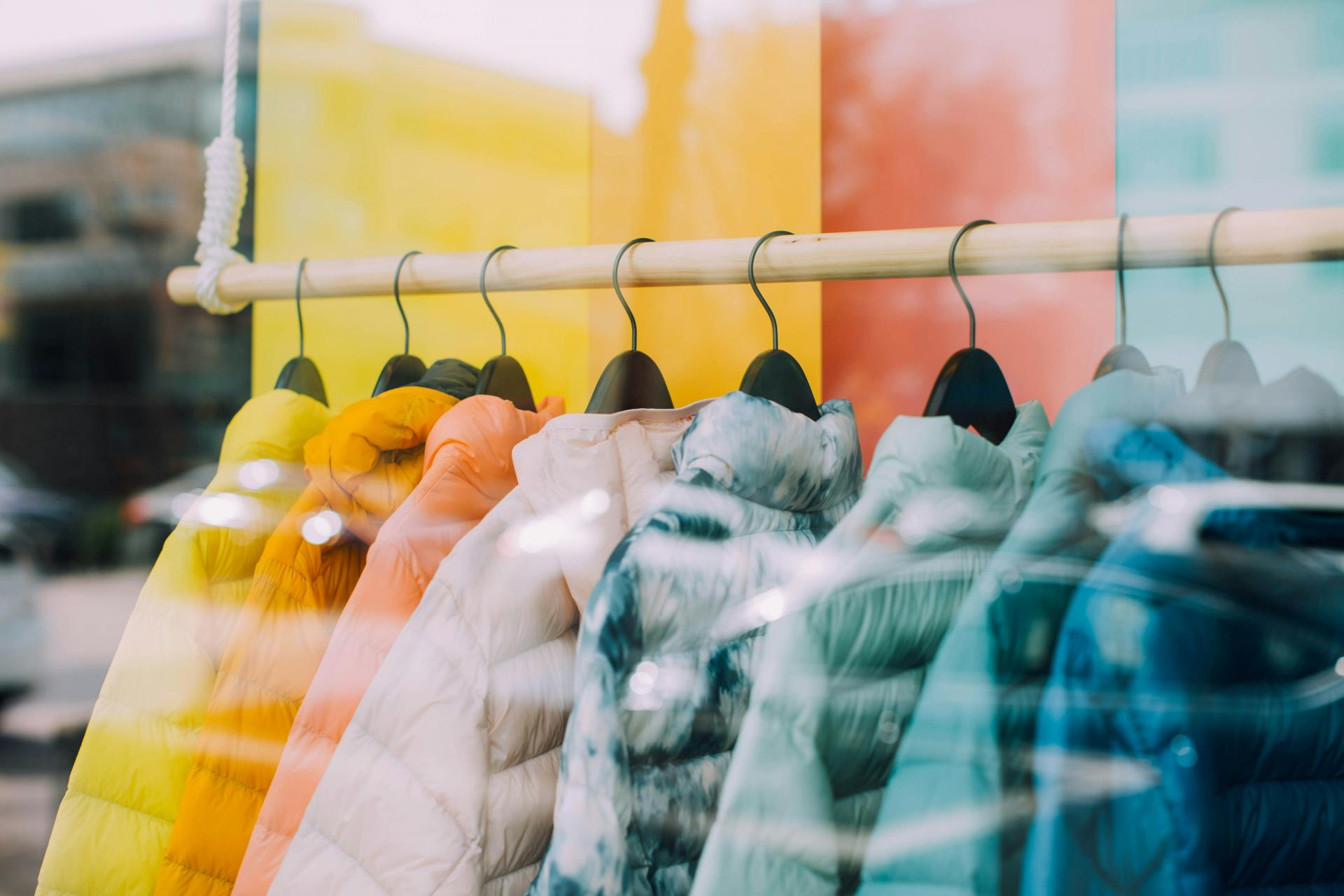 Slováci pri nákupe odevov stále uprednostňujú kamenné predajne, ukazuje prieskum