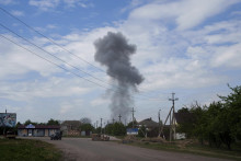Dym stúpa nad domami po ruskom raketovom útoku v meste Vovčansk v Charkovskej oblasti. FOTO: TASR/AP