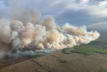 V provincii Alberta je kvôli požiaru pripravených na evakuáciu asi 68-tisíc ľudí. FOTO: Reuters
