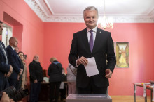 Súčasný litovský prezident a prezidentský kandidát Gitanas Nauséda hlasuje v 1. kole prezidentských volieb vo Vilniuse. FOTO TASR/AP
