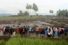 Ľudia kontrolujú oblasť po záplavách v kraji Agam v indonézskej provincii Západná Sumatra. FOTO: TASR/AP
