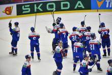 Naši hokejisti ďakujú slovenským fanúšikom za podporu po výhre 6:2 nad Kazachstanom. Slovákov teraz čaká náročná výzva v podobe súboja proti favorizovanému tímu USA. FOTO: TASR