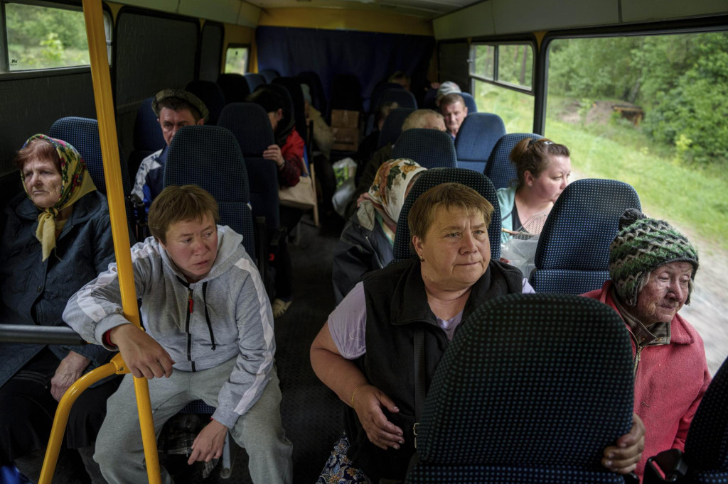 Na snímke sedia v autobuse ľudia po evakuácii z mesta Vovčansk v Charkovskej oblasti 11. mája 2024. FOTO TASR/AP
