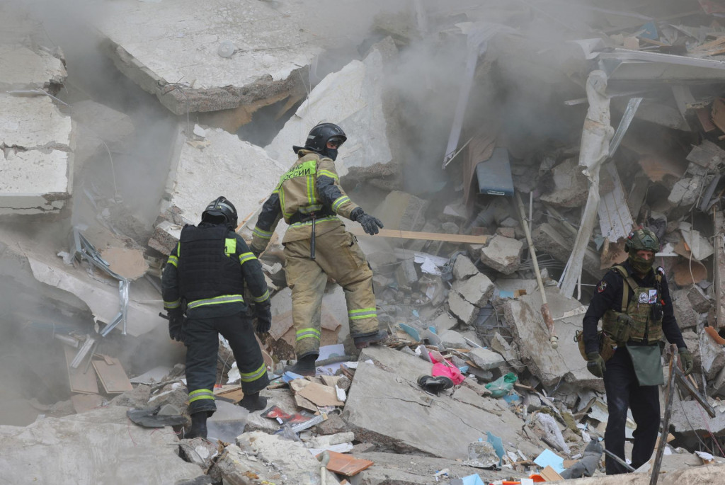 Asi hodinu po náraze sa zrútilo aj podkrovné podlažie a strecha. FOTO: Reuters