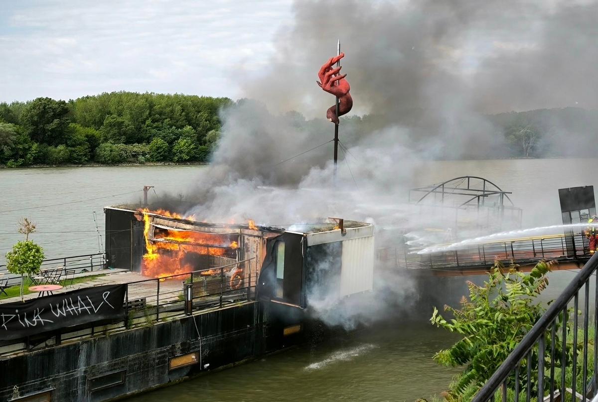V Bratislave horel v podniku na Dunaji, zasahovalo 17 hasičov