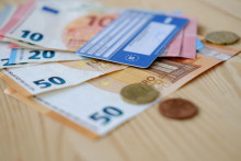 Hotovosť čoraz častejšie nahrádzajú inovatívne finančné nástroje a Slováci patria k priekopníkom v ich využívaní. FOTO: Adobestock