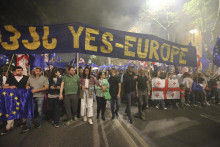 Demonštanti pred budovou gruzínskeho parlamentu počas protestu proti ”Ruskému zákonu”. FOTO: TASR/AP