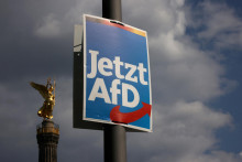 Plagát predvolebnej kampane pravicovej strany Alternatíva pre Nemecko (AfD) pre nadchádzajúce európske voľby. FOTO: Reuters