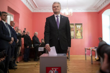 Súčasný litovský prezident a prezidentský kandidát Gitanas Nauséda hlasuje v 1. kole prezidentských volieb vo Vilniuse. FOTO: TASR/AP