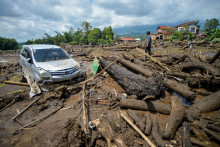 Silné dažde spôsobili bleskové povodne a zosuvy pôdy v Indonézii. FOTO: Reutes/Antara Foto