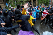 Policajti v Tbilisi zadržali demonštranta počas protestu proti návrhu zákona o „zahraničných agentoch“. FOTO: Reuters