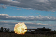 Ukrajinskí vojaci pália z tanku Leopard 2A6 počas vojenského cvičenia. FOTO: Reuters