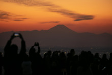 Návštevníci si fotia horu Fudži z vyhliadkovej plošiny v Tokiu. FOTO: TASR/AP