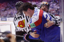 Rozhodca upokojuje Juraja Slafkovského počas zápasu proti Kazachstanu. FOTO: Reuters