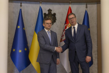 Srbský prezident Alexandar Vučič a ukrajinský minister zahraničných vecí Dmytro Kuleba. FOTO: TASR/AP