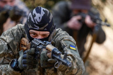 Ukrajinská armáda tvrdí, že kvôli neustálemu ostreľovaniu sú opevnenia najlepšie pripravené v určitej vzdialenosti od frontovej línie. FOTO: Reuters