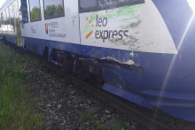 Poškodený vlak REX 1448, ktorý sa na úseku Veľký Meder - Zemianska Olča okolo 17:00 zrazil s kamiónom. FOTO: FB/Obmedzenia prevádzky na tratiach ŽSR