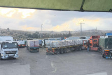 Internetom sa šíria videá, na ktorých izraelskí aktivisti vyťahujú tovar z nákladných áut a ničia ho. FOTO: X/9_tzav