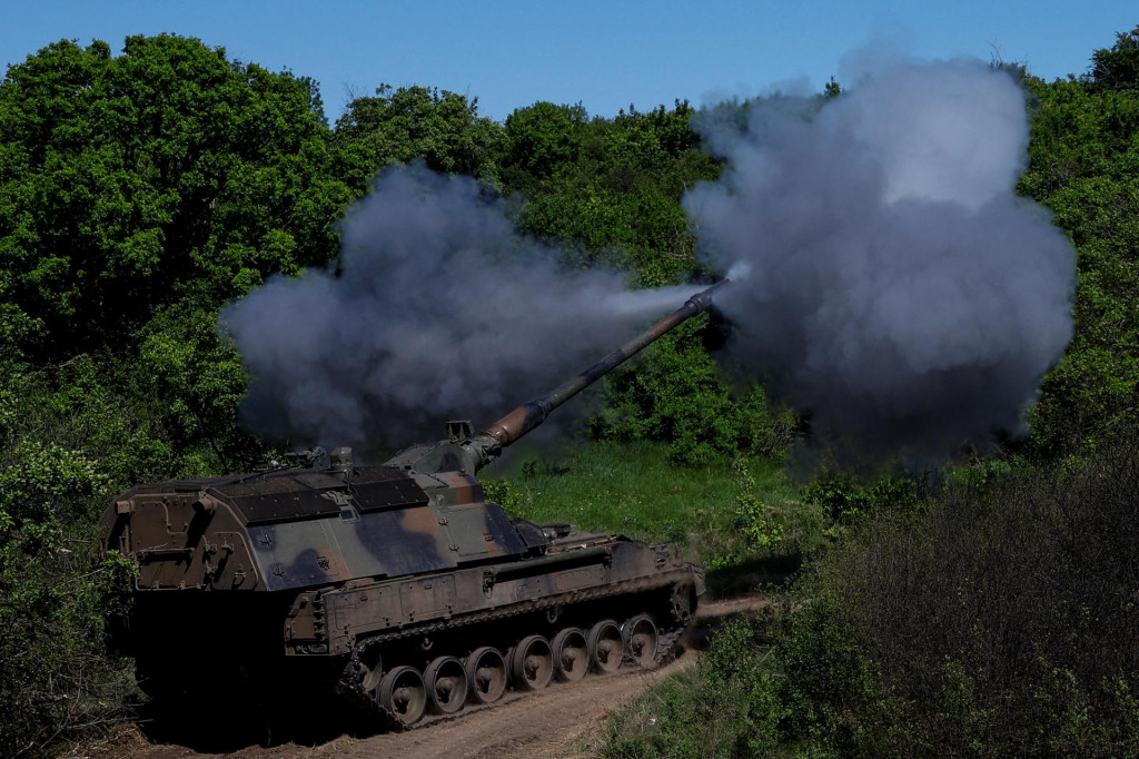 Ukrajinskí vojaci strieľajú zo samohybnej húfnice na ruské jednotky v Doneckej oblasti. FOTO: Reuters