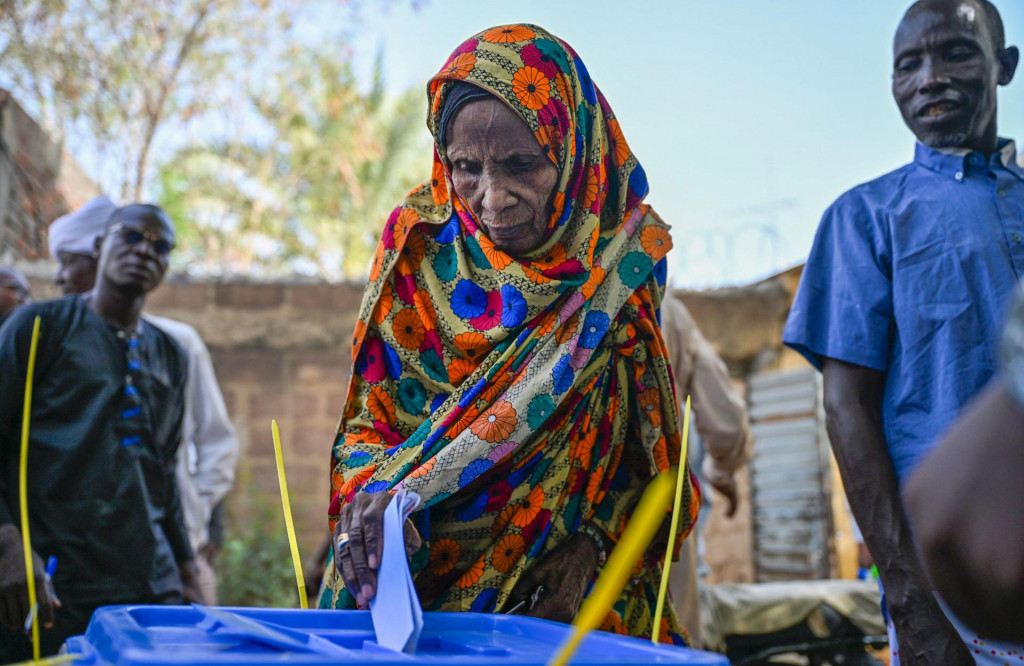 Volička vlkladá hlasovací lístok do volebnej schránky počas volieb prezidenta v N‘djamene v Čade. FOTO: TASR/AP
