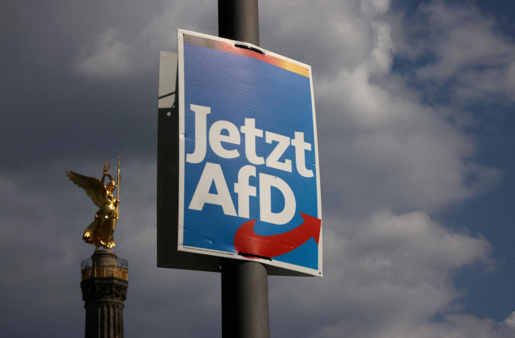 Plagát predvolebnej kampane pravicovej strany Alternatíva pre Nemecko (AfD) pre nadchádzajúce európske voľby. FOTO: Reuters