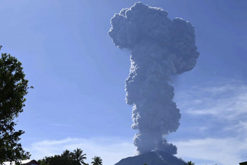 Výbuch sopky Ibu v indonézskej provincii Severné Moluky. FOTO: TASR/AP