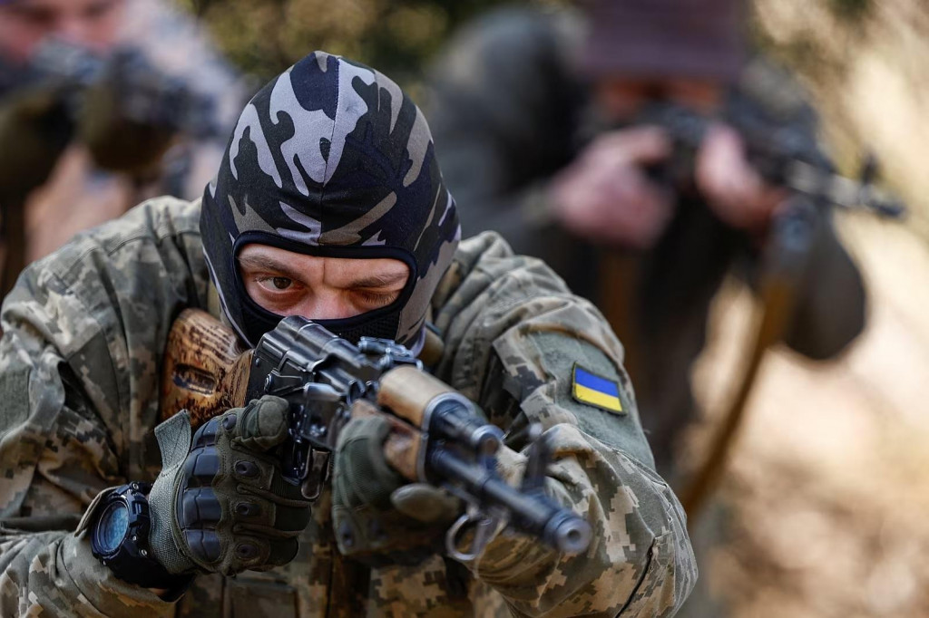 Ukrajinská armáda tvrdí, že kvôli neustálemu ostreľovaniu sú opevnenia najlepšie pripravené v určitej vzdialenosti od frontovej línie. FOTO: Reuters