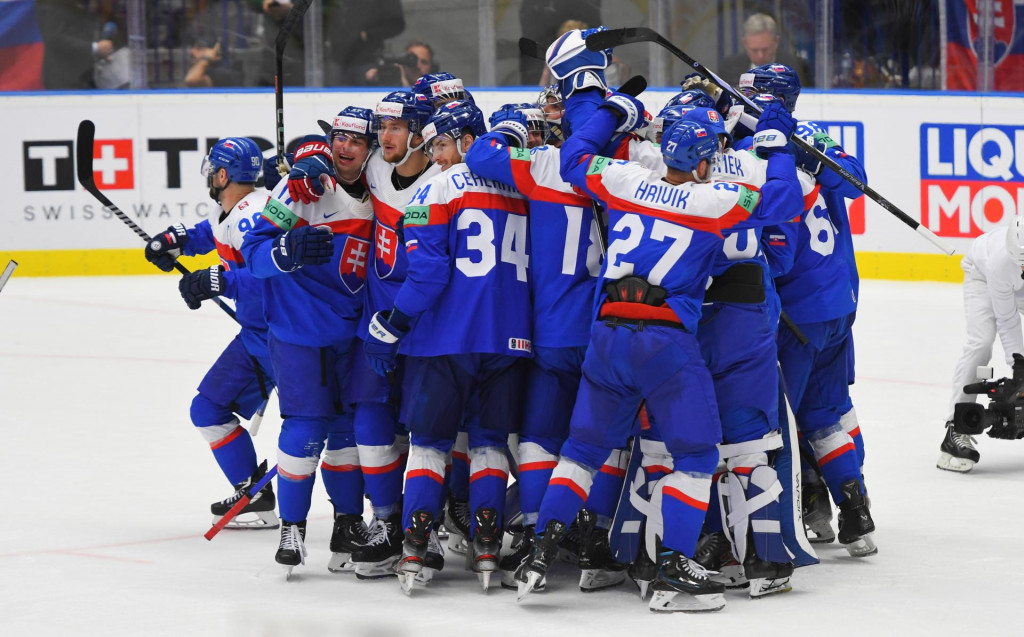 Víťazná radosť slovenských hokejostov. FOTO: TASR/Michal Runák
