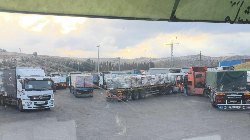Internetom sa šíria videá, na ktorých izraelskí aktivisti vyťahujú tovar z nákladných áut a ničia ho. FOTO: X/9_tzav