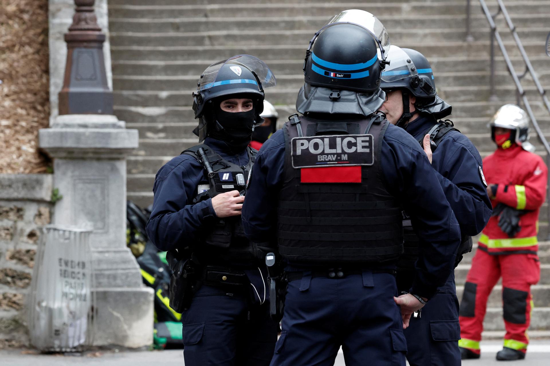 Útočníci vo Francúzsku prepadli dodávku, zastrelili dozorcov a oslobodili väzňa. Zasahujú stovky policajtov