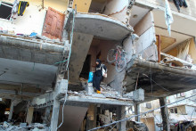 Dom po zasiahnutí izraelským úderom v Rafahu. FOTO: Reuters