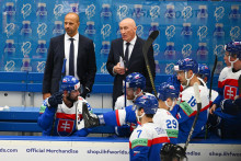 Tréner Slovenska Craig Ramsay (hore druhý zľava), jeho asistent Ján Pardavý. FOTO: TASR