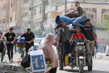 Palestínčania sa pripravujú na evakuáciu po tom, čo izraelské sily spustili pozemnú a vzdušnú operáciu vo východnej časti Rafahu. FOTO: Reuters