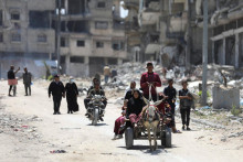 Vysídlení Palestínčania opúštajú svoje domovy. FOTO: Reuters