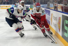 Nórsky hokejista Isak Hansen v súboji o puk s hráčom Dánska Mikkelom Aagaardom počas zápasu A-skupiny Dánsko - Nórsko na 87. majstrovstvách sveta v ľadovom hokeji. FOTO: TASR/AP