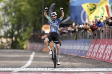Francúzsky cyklista Valentin Paret-Peintre z tímu Decathlon–AG2R La Mondiale víťazí v 10. etape pretekov Giro d´Italia na 142 km dlhej trase z Pompejí do Cusano Mutri. FOTO: TASR/AP