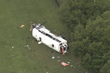 Záchranári zasahujú na mieste nehody autobusu pri meste Orlando v americkom štáte Florida. FOTO: TASR/AP
