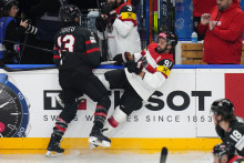 Kanadský hokejista Brandon Tanev a rakúsky hokejista Dominique Heinrich počas zápasu A-skupiny Kanada - Rakúsko na 87. majstrovstvách sveta v ľadovom hokeji v Prahe. FOTO: TASR/AP