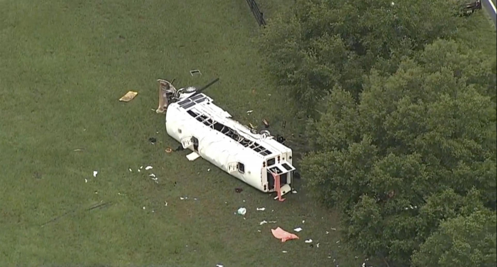 Záchranári zasahujú na mieste nehody autobusu pri meste Orlando v americkom štáte Florida. FOTO: TASR/AP