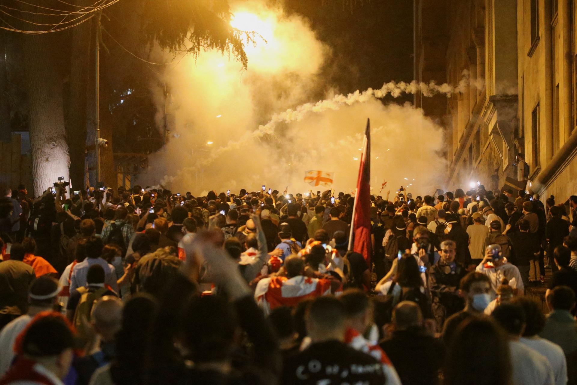 V Tbilisi sa po parlamentnom schválení kontroverzného zákona zišli desaťtisíce protestujúcich
