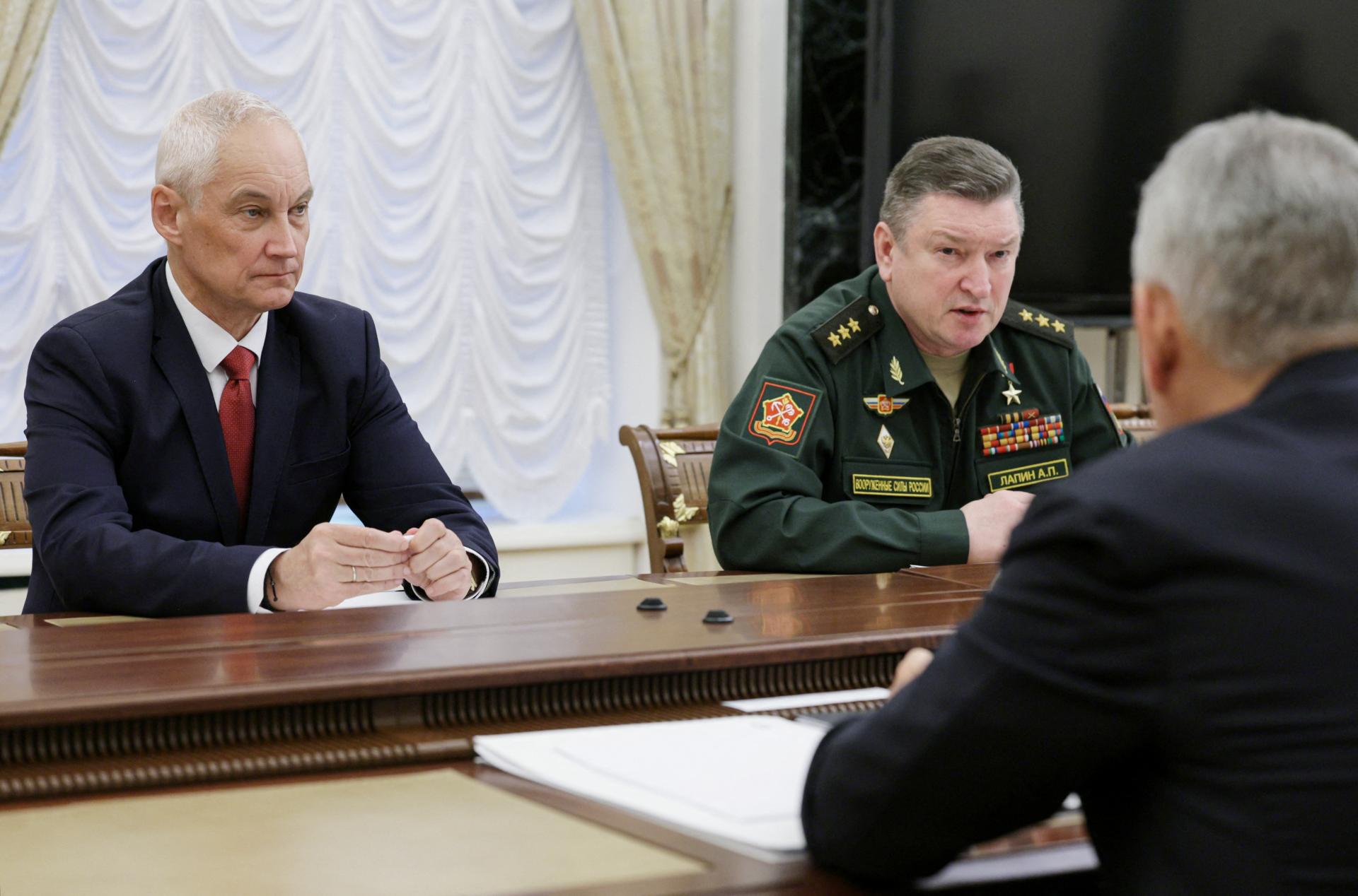 Putin prvýkrát od začiatku vojny ukázal veliteľov všetkých vojenských okruhov, predstavil im ministra
