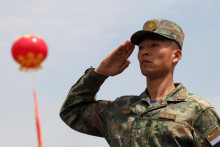 Člen námorníctva Čínskej ľudovej oslobodeneckej armády. FOTO: Reuters