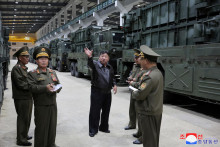 Severokórejský vodca Kim Čong-un dohliada na zbraňový systém taktických rakiet. FOTO: KCNA/REUTERS