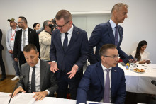 Minister školstva Tomáš Drucker, podpredseda vlády pre Plán obnovy a odolnosti a využívanie eurofondov Peter Kmec, minister investícií, regionálneho rozvoja a informatizácie Richard Raši a minister práce, sociálnych vecí a rodiny Erik Tomáš počas výjazdového rokovania vlády v Handlovej v okrese Prievidza. FOTO: TASR/Radovan Stoklasa