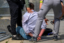 Zadržanie muža, ktorý spáchal atentát na premiéra Roberta Fica. FOTO: Reuters