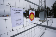 Oznámenie je pripojené k bariére na uzavretom hraničnom priechode Vaalimaa medzi Fínskom a Ruskom vo fínskom Virolahti. FOTO: Reuters